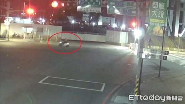 ▲闖紅燈撞上路人的騎士黃男，竟是無照駕駛累犯。（圖／記者陸運陞翻攝）