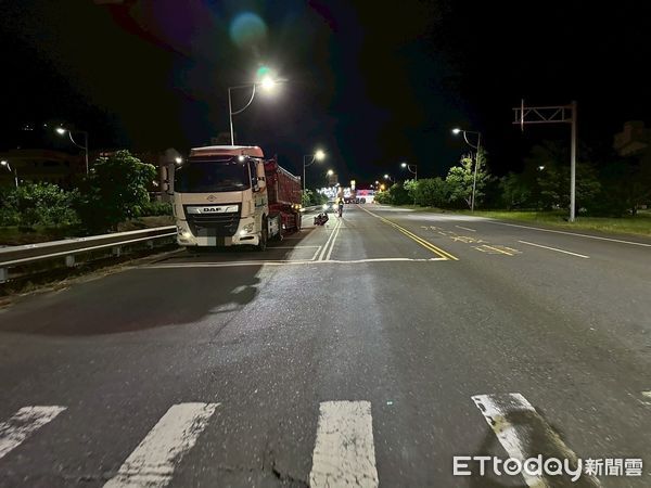 ▲宜蘭砂石車臨停路邊，後方機車騎士追撞當場命危，送醫宣告不治。（圖／記者游芳男翻攝，下同）