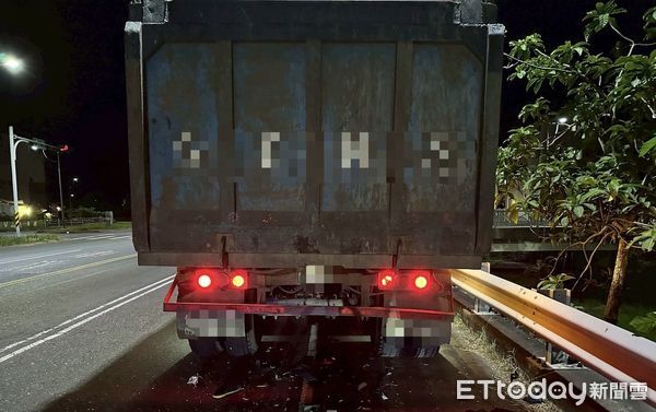 ▲宜蘭砂石車臨停路邊，後方機車騎士追撞當場命危，送醫宣告不治。（圖／記者游芳男翻攝，下同）