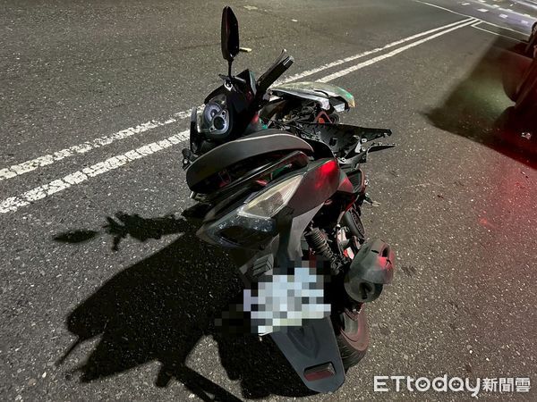 ▲宜蘭砂石車臨停路邊，後方機車騎士追撞當場命危，送醫宣告不治。（圖／記者游芳男翻攝，下同）