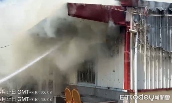 ▲台南關廟中大街一處住宅上午發生火警，警消緊急灌救，81歲租客吸入濃煙送醫。（記者林東良翻攝）