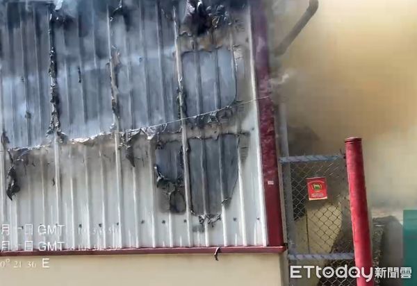 ▲台南關廟中大街一處住宅上午發生火警，警消緊急灌救，81歲租客吸入濃煙送醫。（記者林東良翻攝）