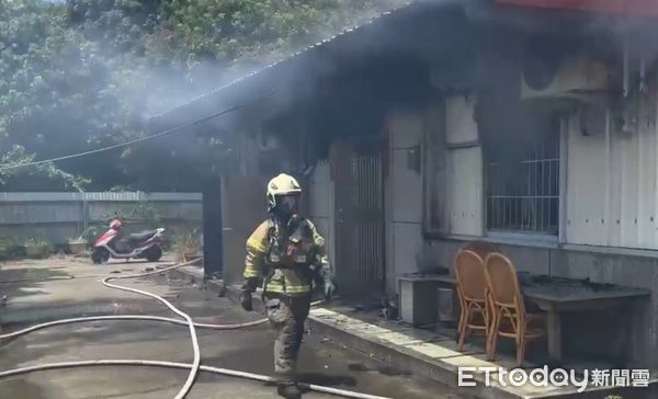 ▲台南關廟中大街一處住宅上午發生火警，警消緊急灌救，81歲租客吸入濃煙送醫。（記者林東良翻攝）