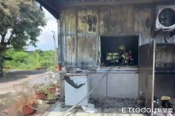 ▲台南關廟中大街一處住宅上午發生火警，警消緊急灌救，81歲租客吸入濃煙送醫。（記者林東良翻攝）