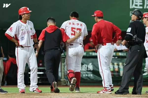 ▲味全龍球星拿莫．伊漾被觸身球擊中頭部，退場休息。圖／味全龍提供