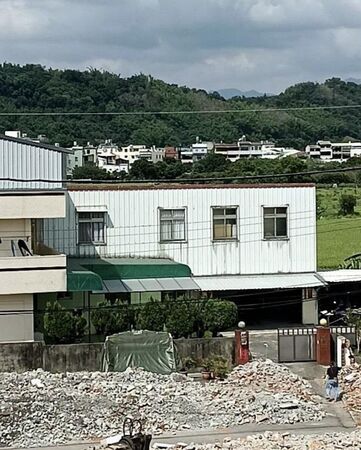 ▲▼台中霧峰民眾檢舉建商違法施工，遭傾倒廢棄物            。（圖／民眾提供）