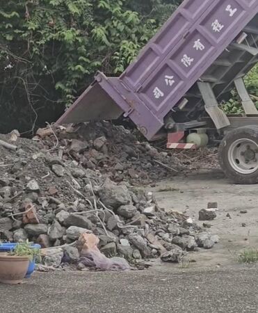 ▲▼台中霧峰民眾檢舉建商違法施工，遭傾倒廢棄物            。（圖／民眾提供）