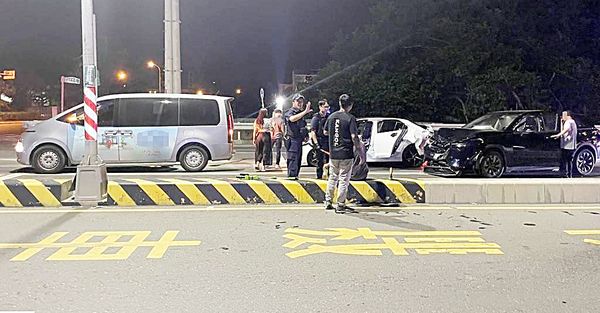 ▲桃園市大園區國際路一段、民生路口處昨天深夜發生3車連環追撞事故，警方到場處理。（圖／大園警分局提供）