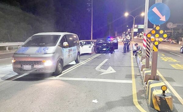 ▲桃園市大園區國際路一段、民生路口處昨天深夜發生3車連環追撞事故，警方到場處理。（圖／大園警分局提供）