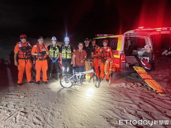 ▲苗栗林姓婦人誤闖海邊沙丘，體力耗盡受困才報案，救災人員花費約1小時才尋獲，攙扶她平安脫困            。（圖／記者楊永盛翻攝）