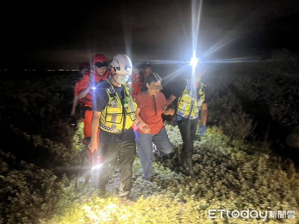 ▲苗栗林姓婦人誤闖海邊沙丘，體力耗盡受困才報案，救災人員花費約1小時才尋獲，攙扶她平安脫困            。（圖／記者楊永盛翻攝）