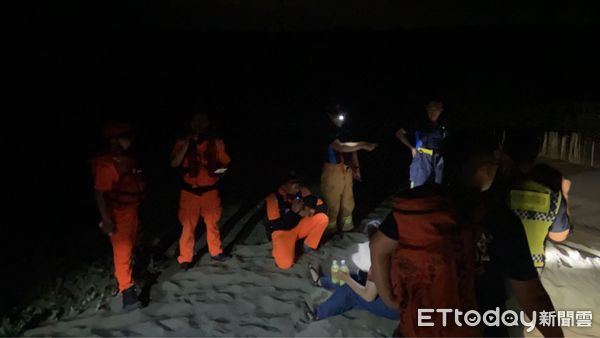 ▲苗栗林姓婦人誤闖海邊沙丘，體力耗盡受困才報案，救災人員花費約1小時才尋獲，攙扶她平安脫困            。（圖／記者楊永盛翻攝）