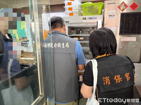 ▲台南市衛生局派員前往涉事門市稽查作業環境與原料儲存狀況。（記者林東良翻攝，下同）