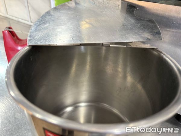 ▲台南市衛生局派員前往涉事門市稽查作業環境與原料儲存狀況。（記者林東良翻攝，下同）