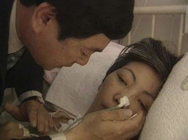 警方將報案人河野義行誤列為嫌犯，其妻甚至因吸入毒氣長期昏迷、最終病逝，令人不勝唏噓。（翻攝自https://www.fnn.jp/）