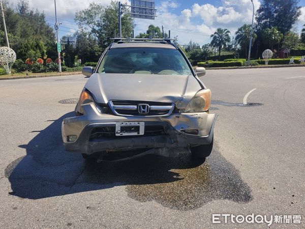 ▲▼金門金湖鎮料羅圓環，今日上午發生車禍事故             。（圖／記者林名揚翻攝）