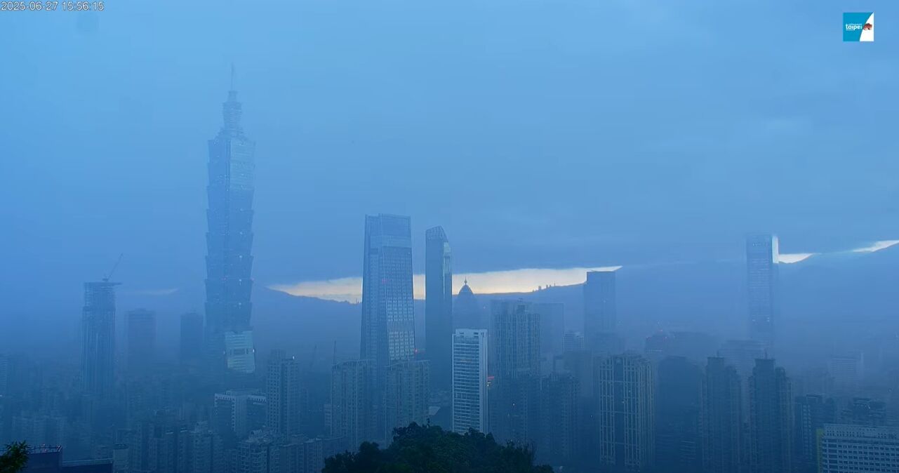 ▲台北天色變得很暗。（圖／攝自YouTube／Taipei Travel Live Cam 台北觀光即時影像 ）