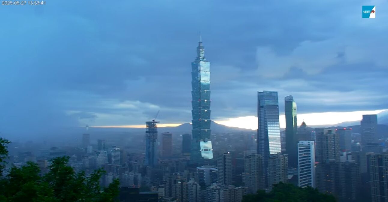 ▲台北天色變得很暗。（圖／攝自YouTube／Taipei Travel Live Cam 台北觀光即時影像 ）