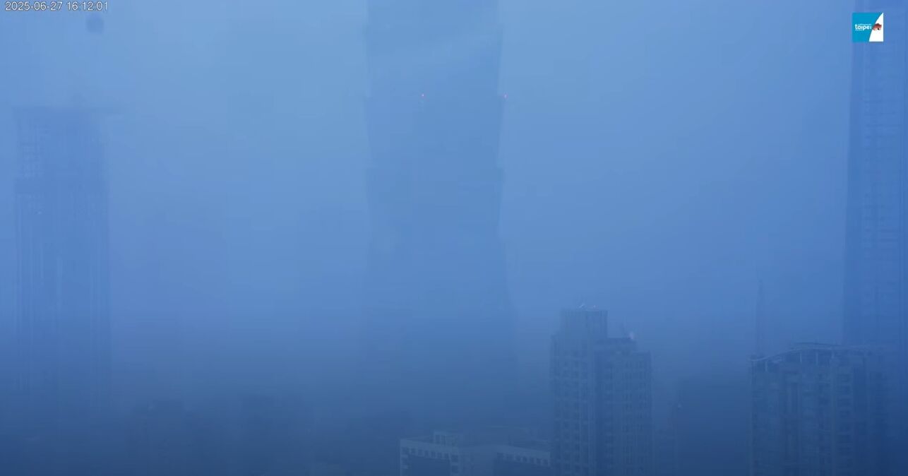▲台北天色變得很暗。（圖／攝自YouTube／Taipei Travel Live Cam 台北觀光即時影像 ）