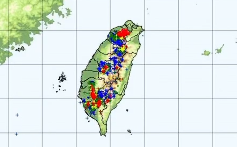 ▲▼雷達回波及閃電即時觀測。（圖／粉專「台灣颱風論壇｜天氣特急」）