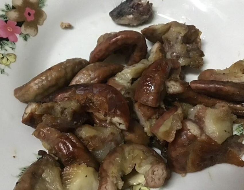 ▲▼ 路邊攤買烤豬腸　泰女吃完發現「整顆老鼠頭」！超噁畫面曝。（圖／翻攝自khaosod）