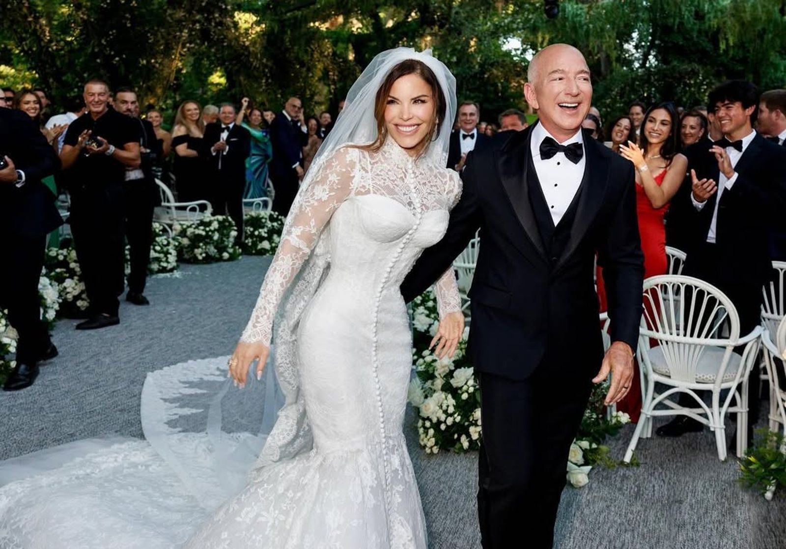 貝佐斯真的結婚了！辣妻首曬婚紗照　改名「貝佐斯夫人」宣示身分