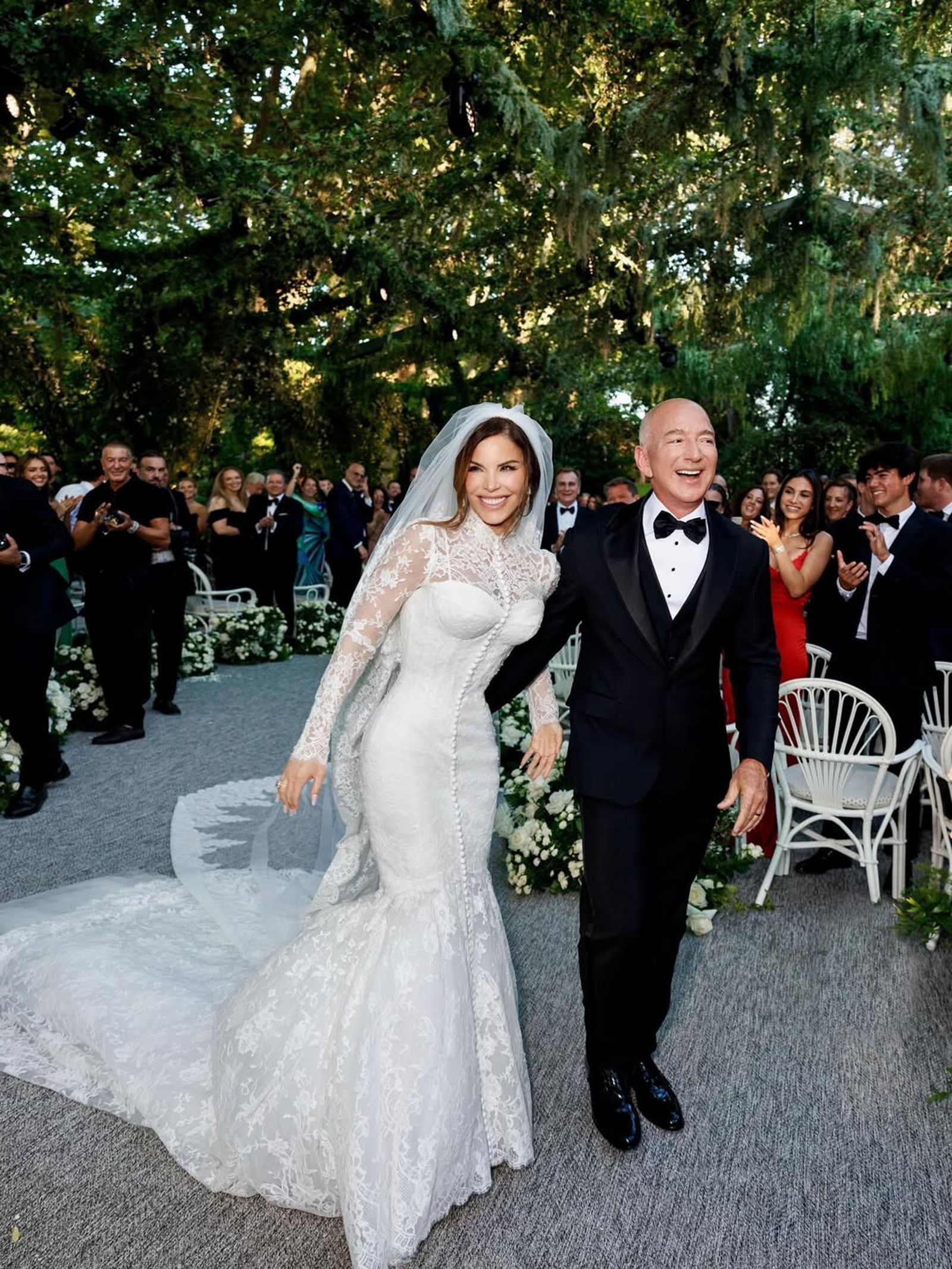 貝佐斯真的結婚了！辣妻首曬婚紗照　改名「貝佐斯夫人」宣示身分
