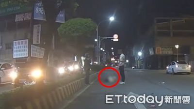 撞擊畫面曝光!20歲騎士闖紅燈 女行人「噴飛10m遠」重摔落地慘死