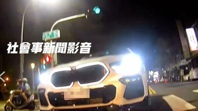 路怒症發作!高雄BMW逼車逆攔重機畫面曝 慘吃4.3萬罰單