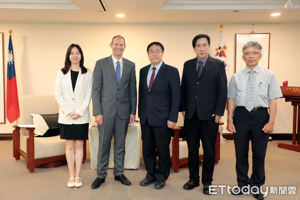 ▲歐盟處長谷力哲拜訪台南市長黃偉哲，雙方就文化、經貿與人權議題深入交流。（記者林東良翻攝）