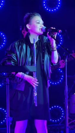 ▲▼范曉萱難得開唱，網友驚呼神韻像大S。（圖／翻攝自微博）