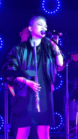 ▲▼范曉萱難得開唱，網友驚呼神韻像大S。（圖／翻攝自微博）