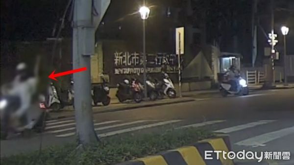 ▲新北市三重區死亡車禍，撞擊瞬間曝光。（圖／網友yu________22授權提供，下同）