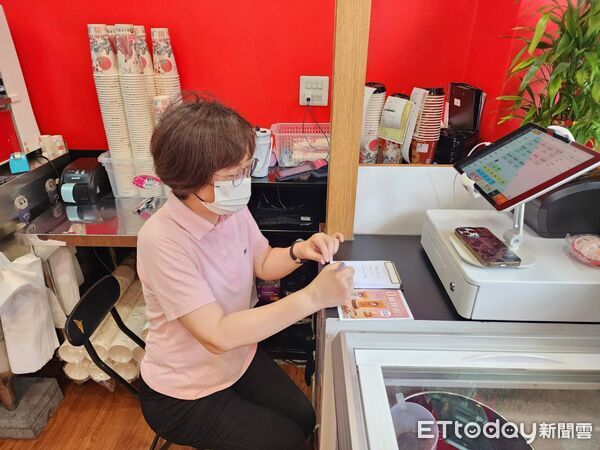 ▲雲嘉南銀髮人才資源中心輔導李錢冷飲店導入友善制度，中高齡員工直呼：「坐著做，輕鬆多了！」（記者林東良翻攝，下同）