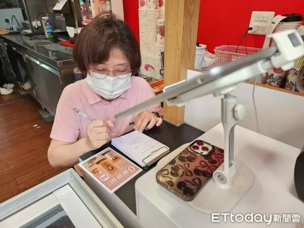 ▲雲嘉南銀髮人才資源中心輔導李錢冷飲店導入友善制度，中高齡員工直呼：「坐著做，輕鬆多了！」（記者林東良翻攝，下同）