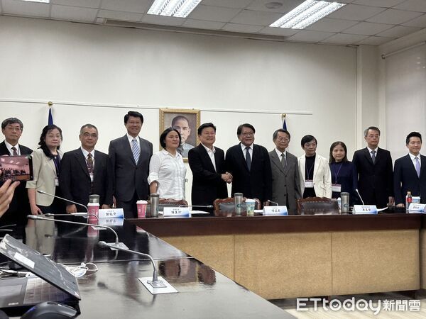 ▲▼  總統府秘書長潘孟安27日率司法院長被提名人蔡秋明、副院長被提名人蘇素娥等7位大法官被提名人拜會國民黨團        。（圖／記者崔至雲攝）