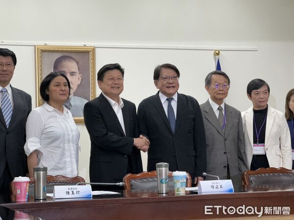 ▲▼  總統府秘書長潘孟安27日率司法院長被提名人蔡秋明、副院長被提名人蘇素娥等7位大法官被提名人拜會國民黨團        。（圖／記者崔至雲攝）