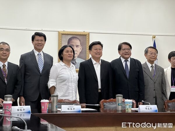 ▲▼  總統府秘書長潘孟安27日率司法院長被提名人蔡秋明、副院長被提名人蘇素娥等7位大法官被提名人拜會國民黨團        。（圖／記者崔至雲攝）