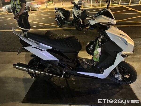 ▲沈男存錢新買的機車因改管後噪音超標被罰錢，讓他決定改回正常排氣管。（圖／桃園警分局提供）