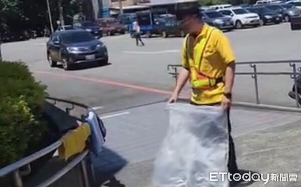 ▲▼方姓男子將自己衣物晾曬在台鐵新城站無障礙坡道扶手上。（圖／記者柯正踍翻攝，下同）