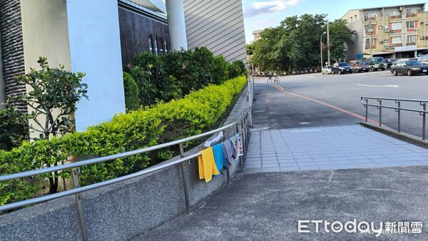 ▲▼方姓男子將自己衣物晾曬在台鐵新城站無障礙坡道扶手上。（圖／記者柯正踍翻攝，下同）