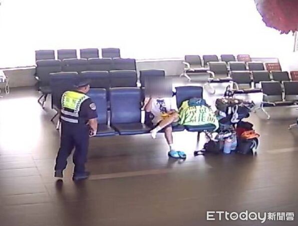 ▲▼方姓男子將自己衣物晾曬在台鐵新城站無障礙坡道扶手上。（圖／記者柯正踍翻攝，下同）