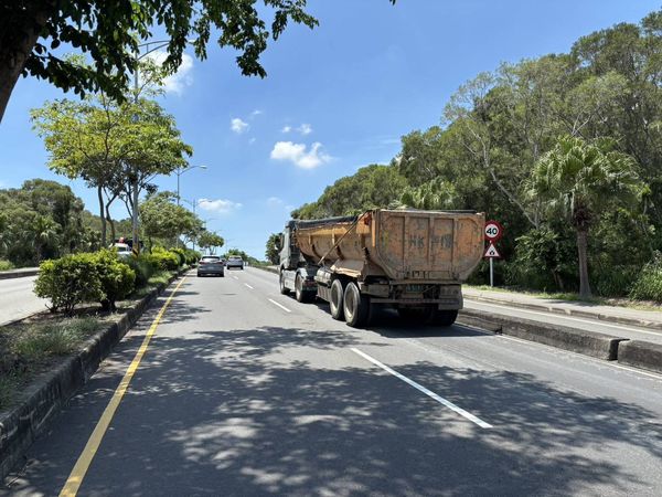 ▲彰化台74線71歲阿伯開車恍神撞砂石車。（圖／民眾提供）