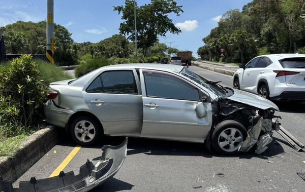 ▲彰化台74線71歲阿伯開車恍神撞砂石車。（圖／民眾提供）