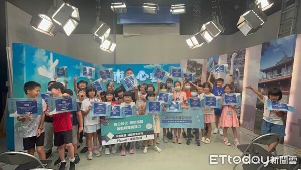 ▲中嘉寬頻舉辦「新視代主播夏令營」，透過主播實戰與AI媒體素養課程，為台南學童打造未來軟實力。（記者林東良翻攝，下同）