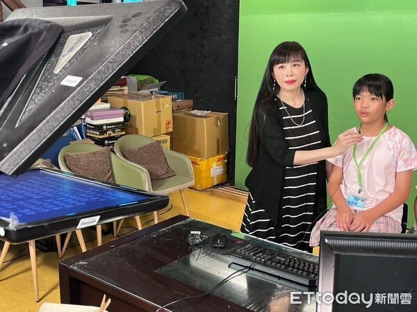 ▲中嘉寬頻舉辦「新視代主播夏令營」，透過主播實戰與AI媒體素養課程，為台南學童打造未來軟實力。（記者林東良翻攝，下同）