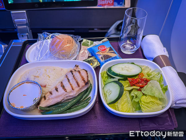 ▲▼聯合航空豪華經濟艙機上餐。（圖／記者蔡玟君攝）