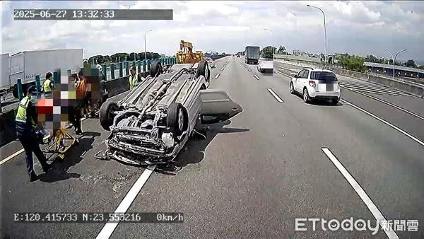 ▲▼    國道一號中山高北上257.2K車輛翻覆 。（圖／嘉義縣消防局提供）