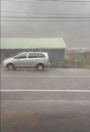 ▲▼宜蘭南山村民PO說，南山村下暴雨還夾帶冰雹。（圖／翻攝自《宜蘭知識+》，下同）