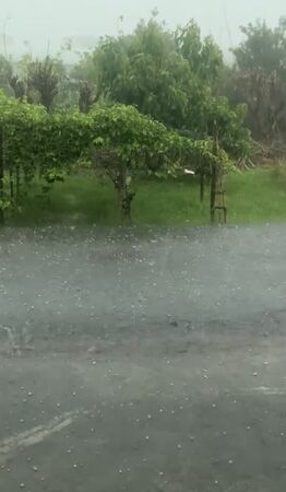 ▲▼高雄內門冰雹。（圖／Threads ／selina_c0518授權提供）